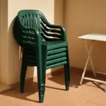 Sedie da giardino impilabili: praticità e ordine a portata di mano per chi ha poco spazio