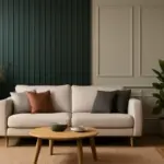 Boiserie moderne invece delle classiche cornici: la scelta sorprendente che trasforma una parete
