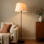 Lampade da terra di tendenza: il modello che risolve l’illuminazione e arreda con stile